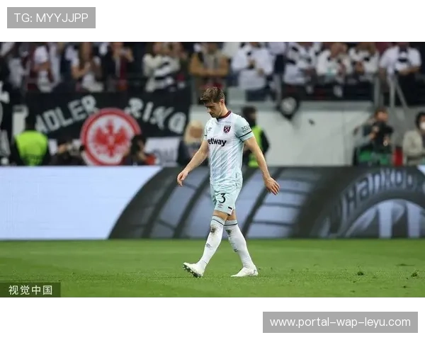 球迷纪念仪式第18分钟举行，西汉姆联主场气氛感人